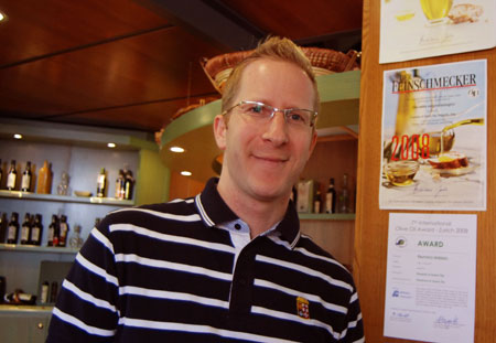 Jens Im Laden hängen die Auszeichnungen, die Santa Tea bereits gewonnen hat.