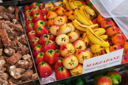 Fruits en massepain sur un marché