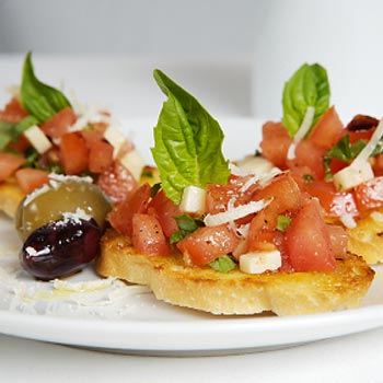 Bruschetta avec tomates et basilic