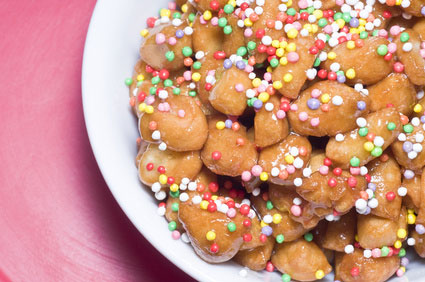 Struffoli avec décoration en sucre coloré