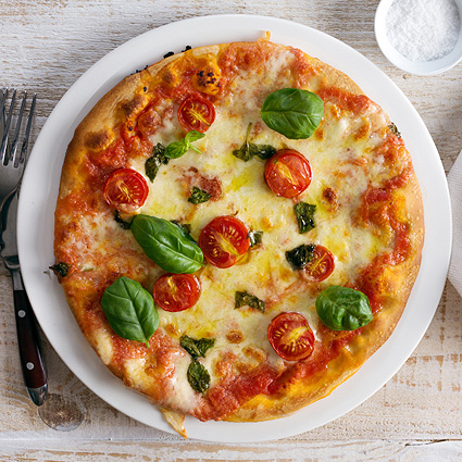 Pizza mit Kirschtomaten und Basilikum