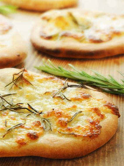 Frisch gebackenes Focaccia mit Rosmarin