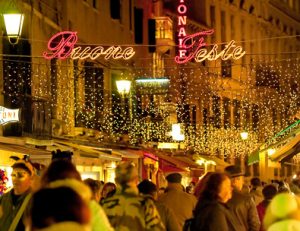 Une rue de Venise décorée de lumières