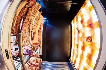 Dry Aged Fleisch vor Wand aus Himalaya-Salz