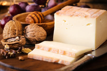 Taleggio in Scheiben geschnitten