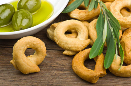 Taralli en antipasto avec des olives