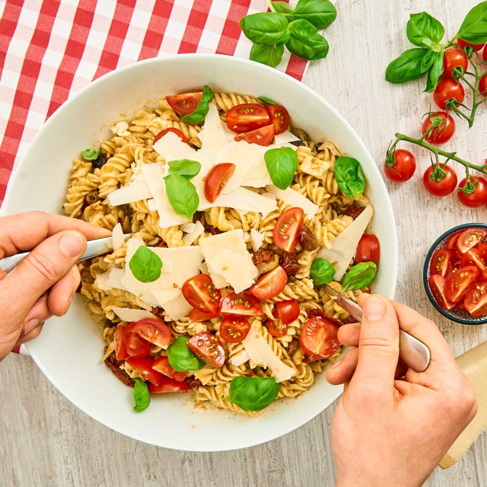 italienischer Nudelsalat-rezept-mit-pesto-T