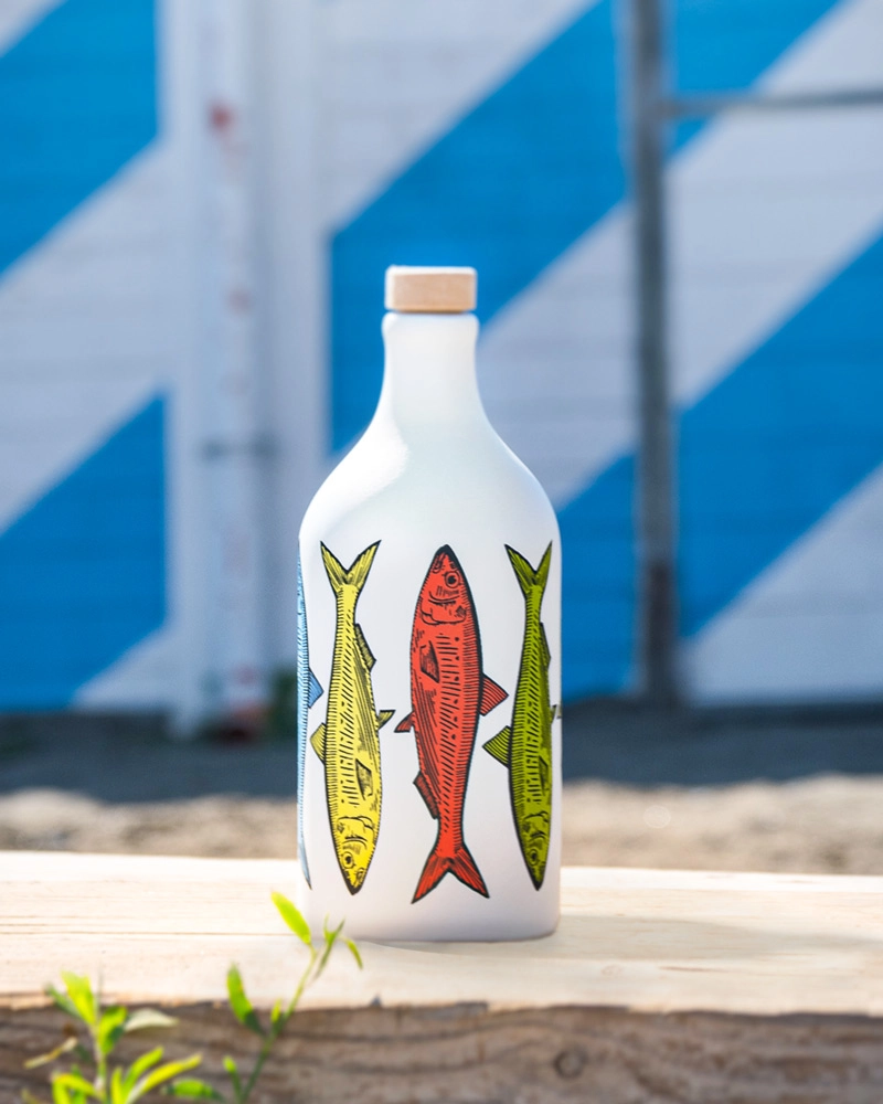 Muraglia Bouteille en terre cuite - Sardines Muraglia Olivenöl - Sardinen Keramikflasche – Produktdarstellung, stilvoll arrangiert