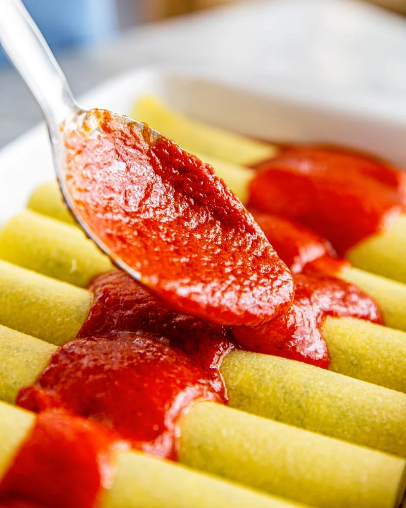 Passierte Tomaten -  Piennolo DOP – mit passenden Accessoires arrangiert