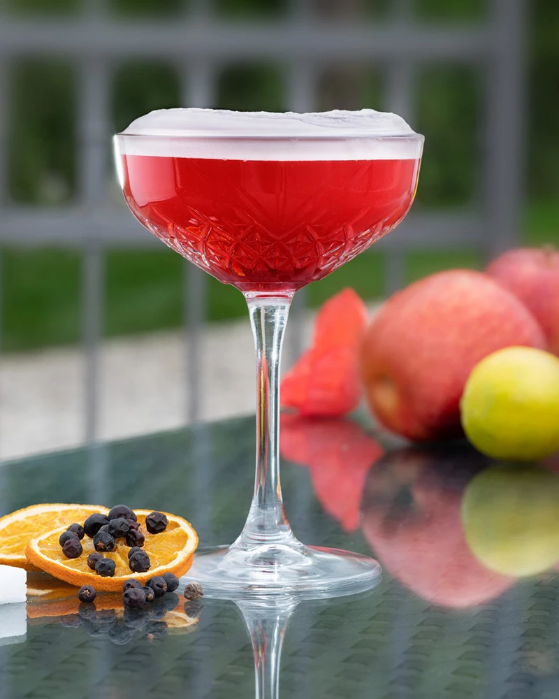 Red Moon 99.6 Sparkling - alkoholfrei – mit passenden Accessoires arrangiert