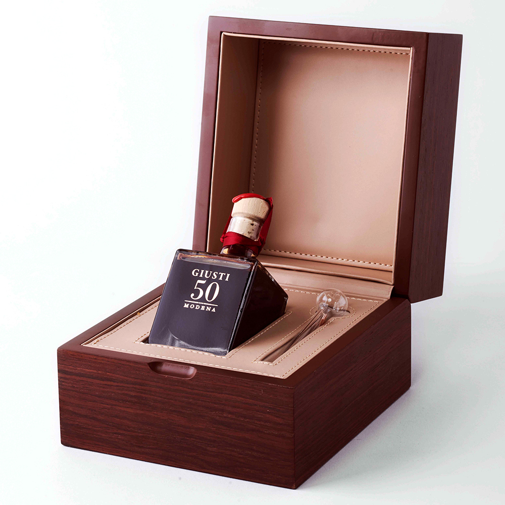 Giusti Riserva -  Balsamico 50 Jahre – mit passenden Accessoires arrangiert