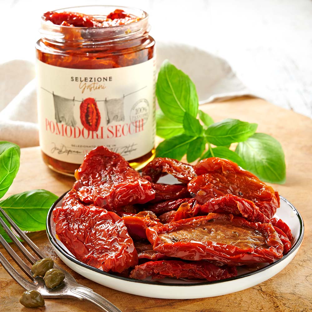 Getrocknete Tomaten - Original italienisch – mit passenden Accessoires arrangiert