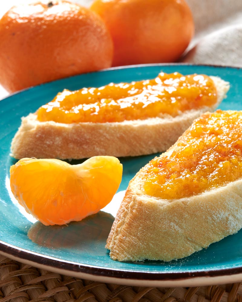 Sizilianische Mandarinenmarmelade – mit passenden Accessoires arrangiert