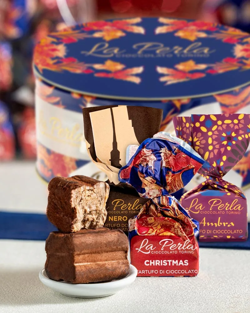 Tartufi de Noël - Mix dans une grande boîte cadeau Weihnachtliche Tartufi - Mix in großer Geschenkdose – ansprechend in Szene gesetzt
