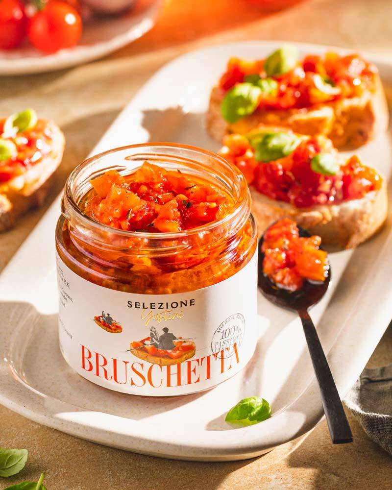 Bruschetta aus frischen Tomaten – mit passenden Accessoires arrangiert