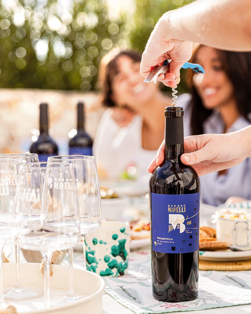 Primitivo di Manduria DOP – Testsieger Rotwein – mit passenden Accessoires arrangiert