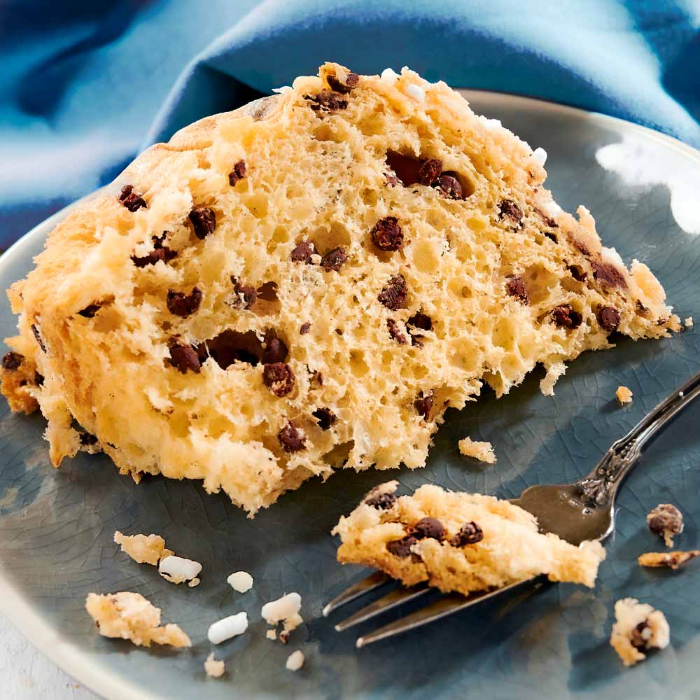 Colomba al cioccolato im Geschenkkarton – mit passenden Accessoires arrangiert