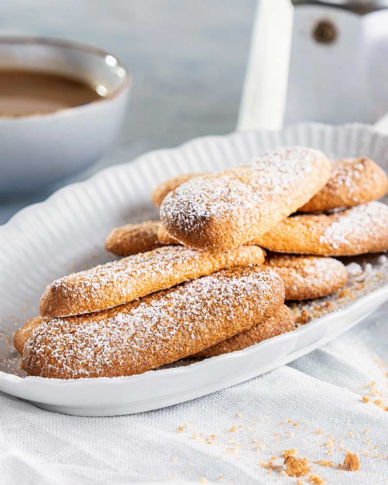 Biscuits à la cuillère traditionels aux oeufs frais Handgemachte Löffelbiskuits - Savoiardi – ansprechend in Szene gesetzt