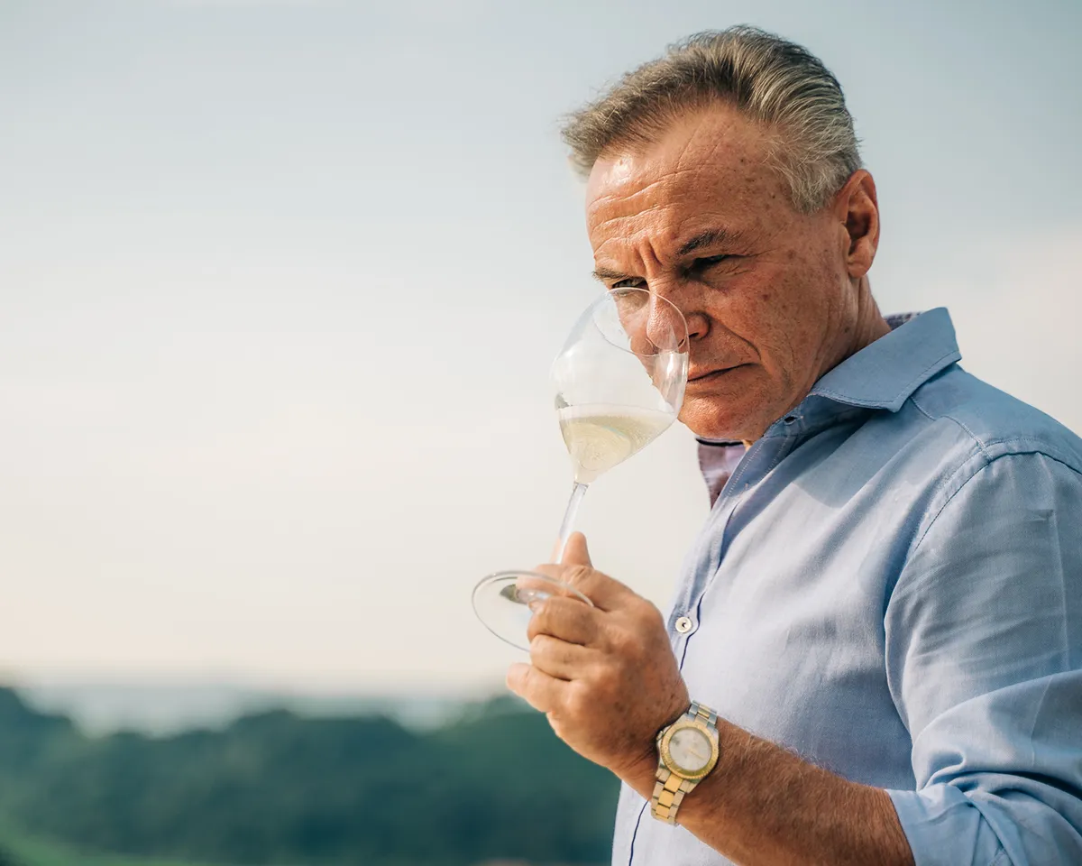 Francesco Drusian riecht an einem Glas Prosecco
