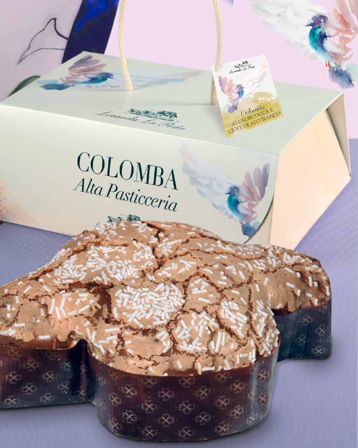 Colomba al cioccolato im Geschenkkarton – mit passenden Accessoires arrangiert