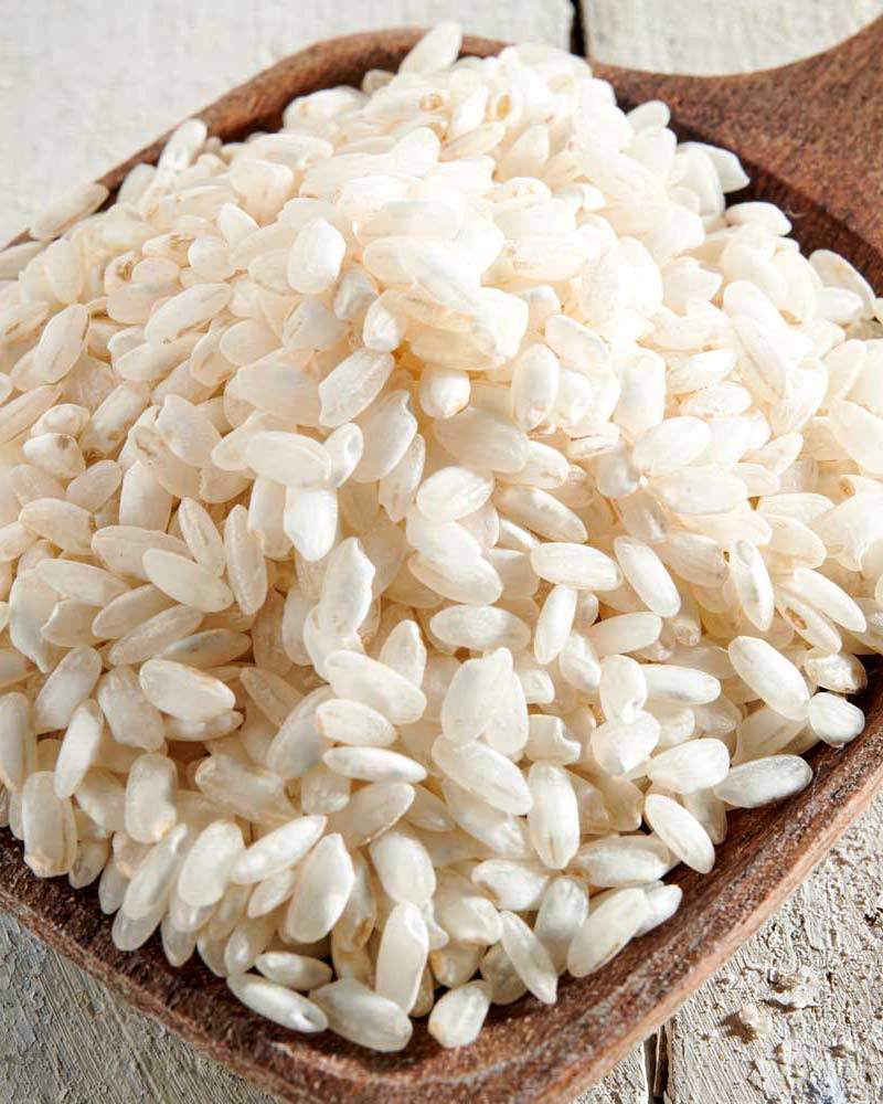 Italienischer Reis für Risotto - superfein – mit passenden Accessoires arrangiert