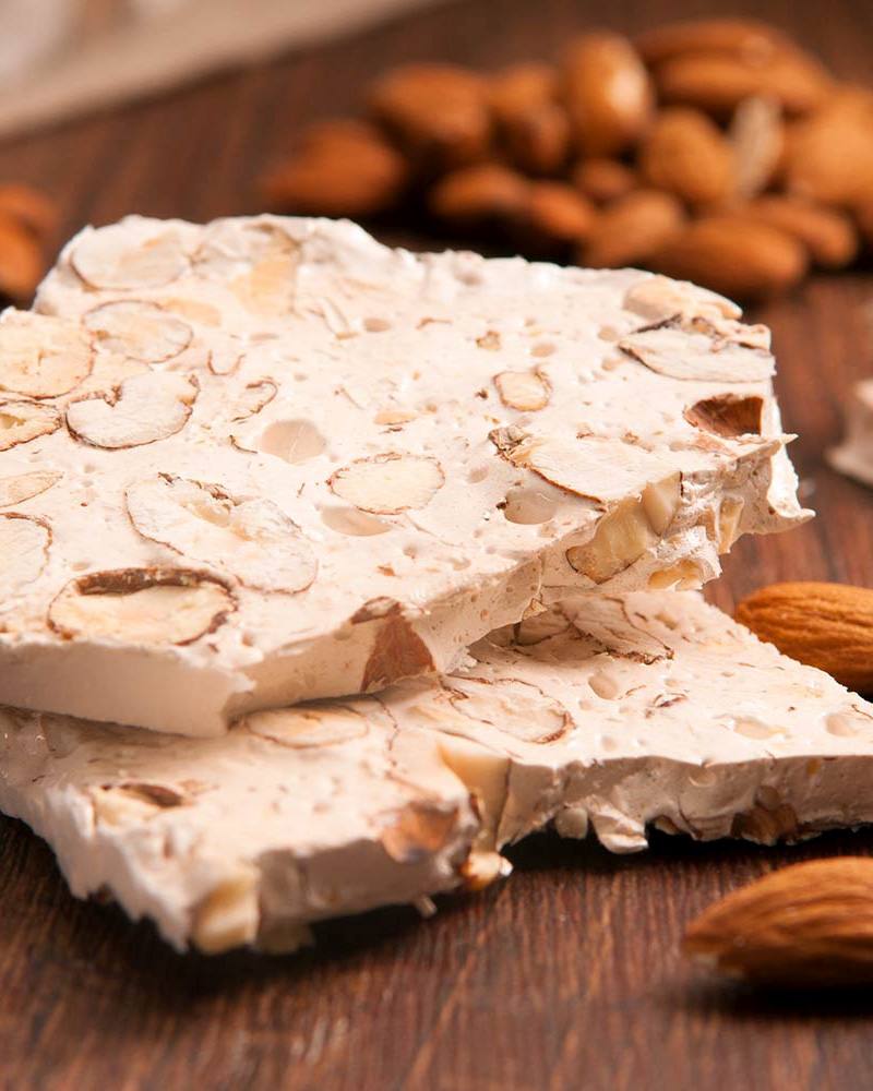 Nougat piémontais aux amandes Knusprige Torronetafel mit Mandeln