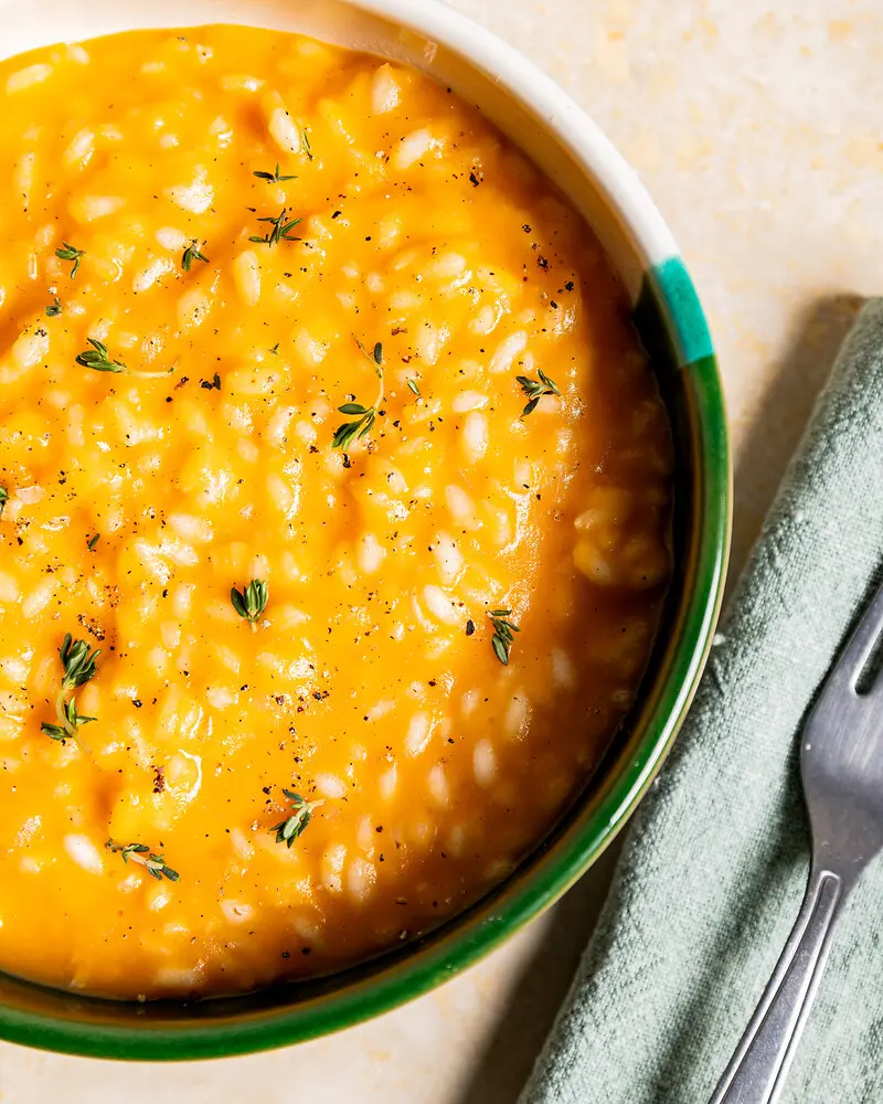 Italienischer Reis für Risotto - superfein – mit passenden Accessoires arrangiert