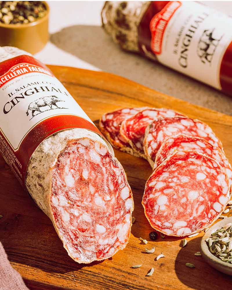 Falorni Wildschwein Salami Toskana – mit passenden Accessoires arrangiert
