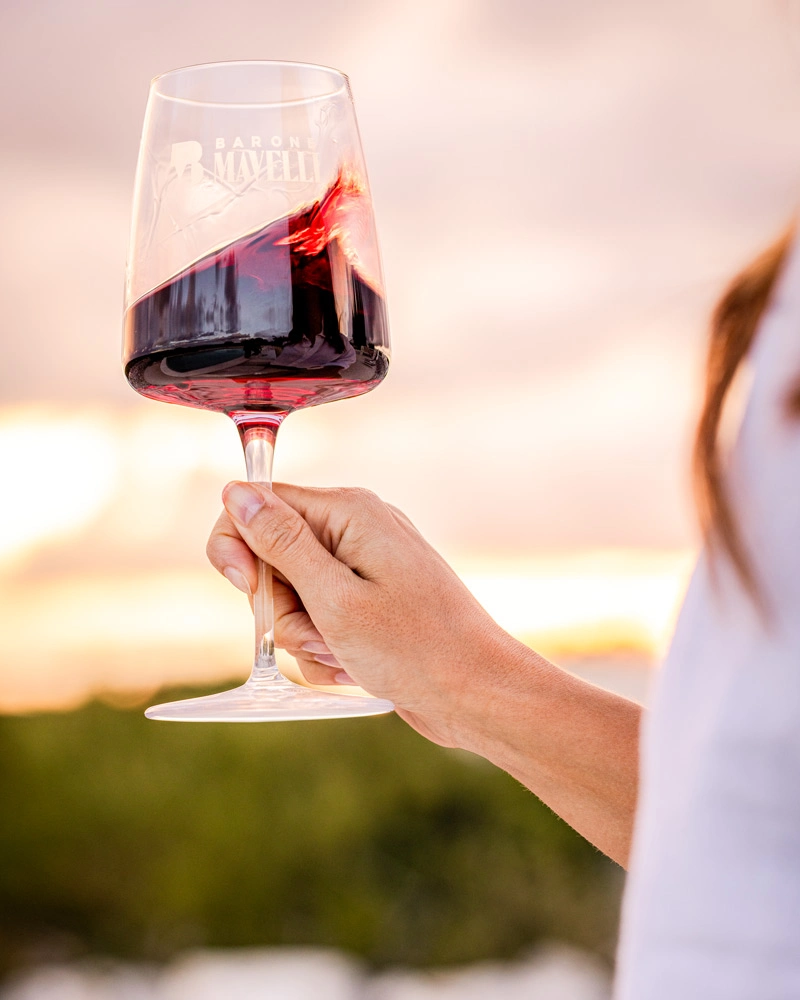 Primitivo di Manduria DOP – Testsieger Rotwein – mit passenden Accessoires arrangiert