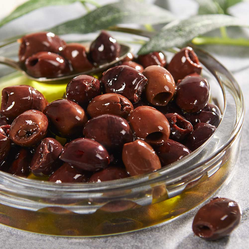 Olives noires dénoyautées dans de l'huile