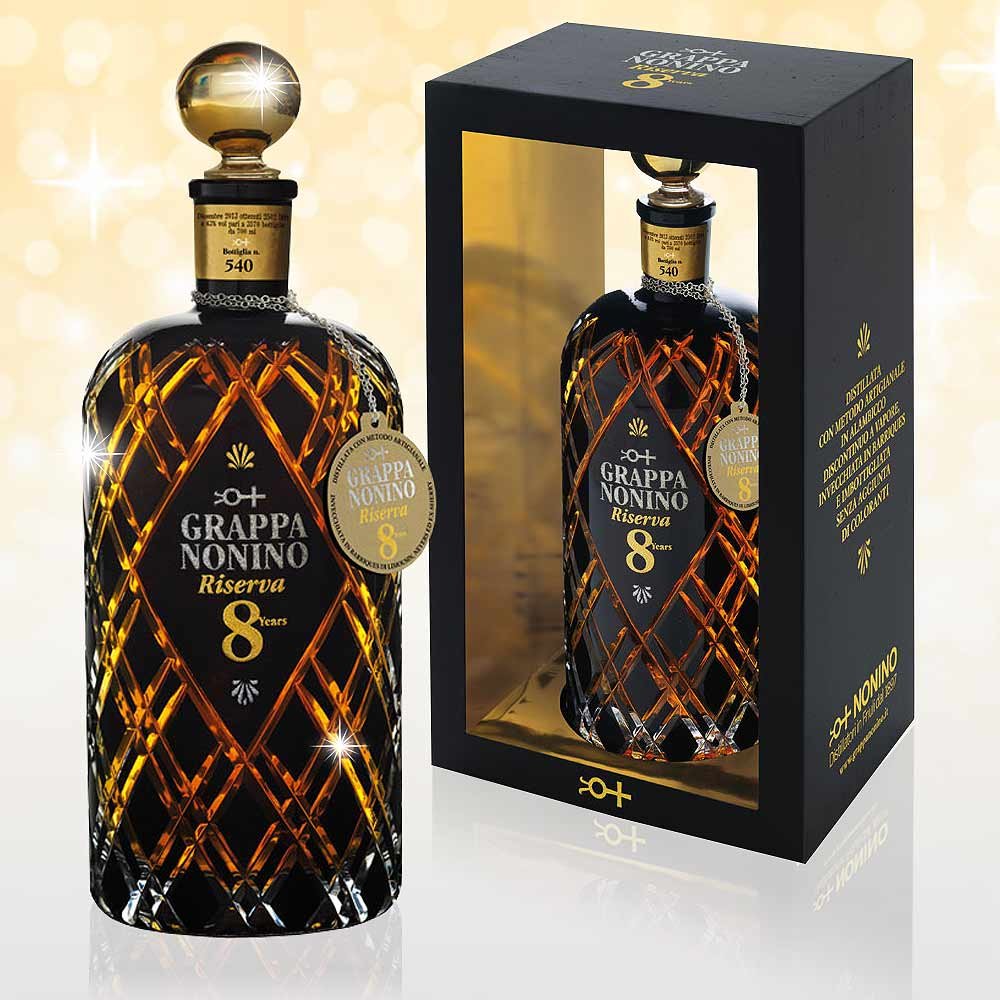 Grappa Riserva 8 anni – Flasche im Hintergrund