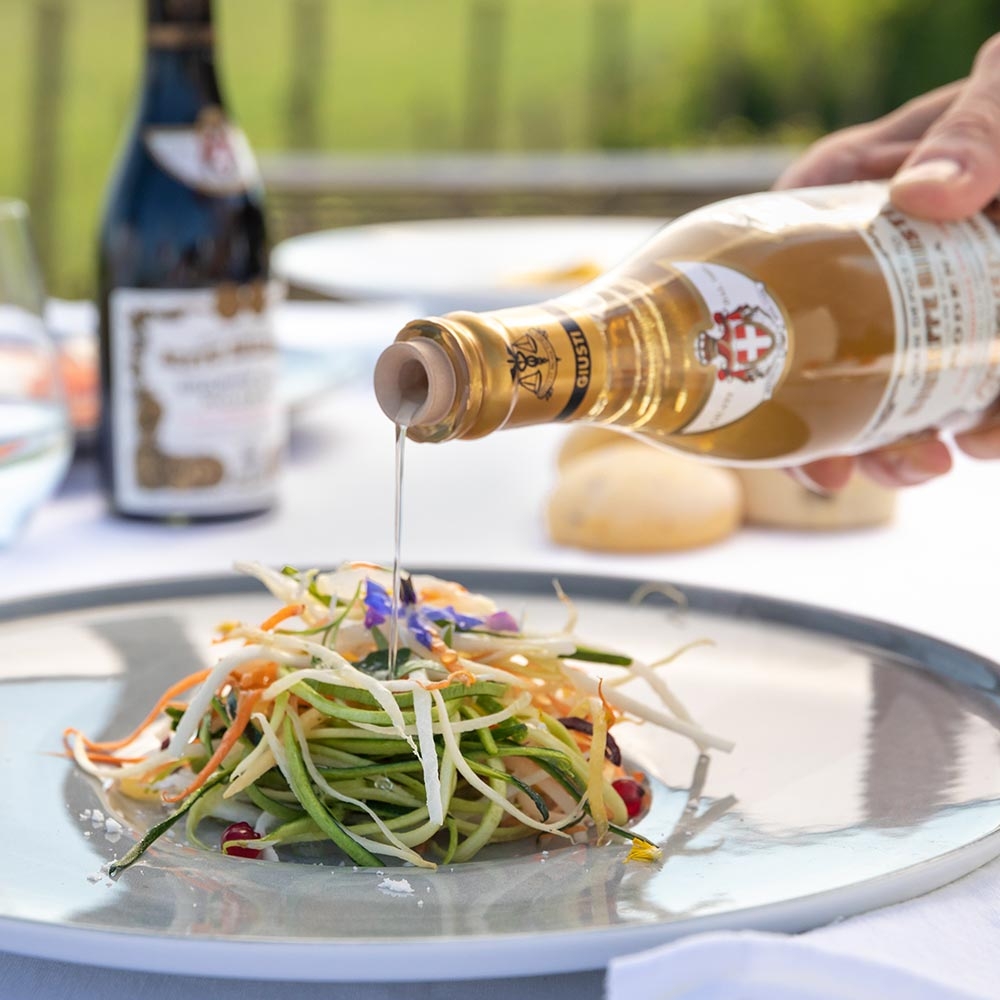 Giusti Bianco - Weißer Balsamico – mit passenden Accessoires arrangiert