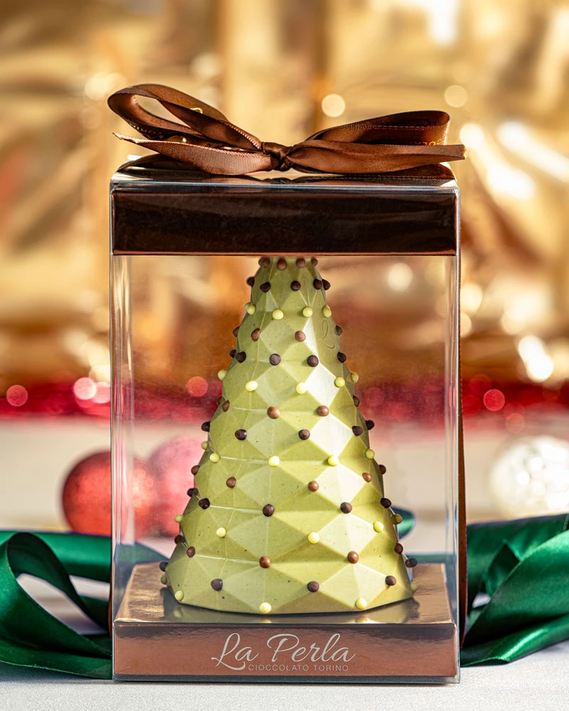 Arbre de Noël en chocolat à la pistache Weihnachtsbaum aus Pistazienschokolade – ansprechend in Szene gesetzt
