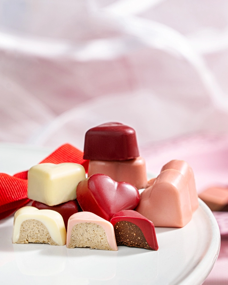 Herzpralinen - in Geschenkverpackung – mit Schokoladenstücken, Pralinen angerichtet