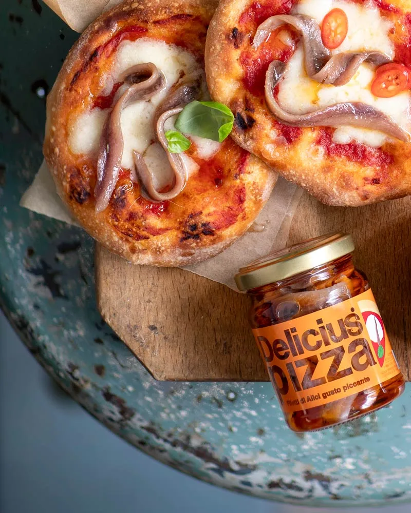 Pikante Sardellenfilets - für Pizza – mit passenden Accessoires arrangiert