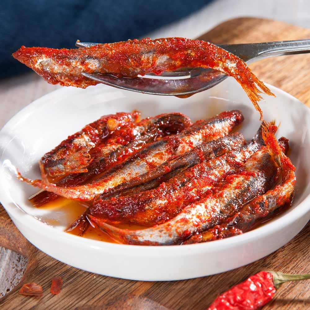 Anchois entiers piquants - de la mer méditerranée