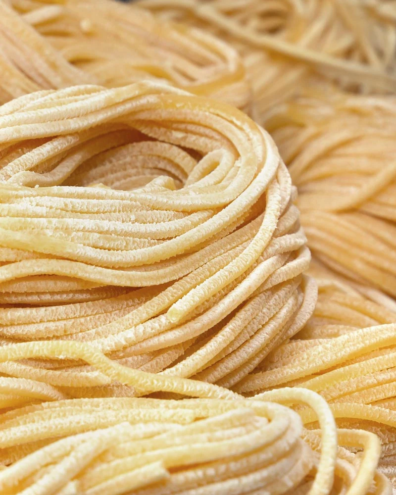 Spaghetti - Premiumpasta – mit passenden Accessoires arrangiert