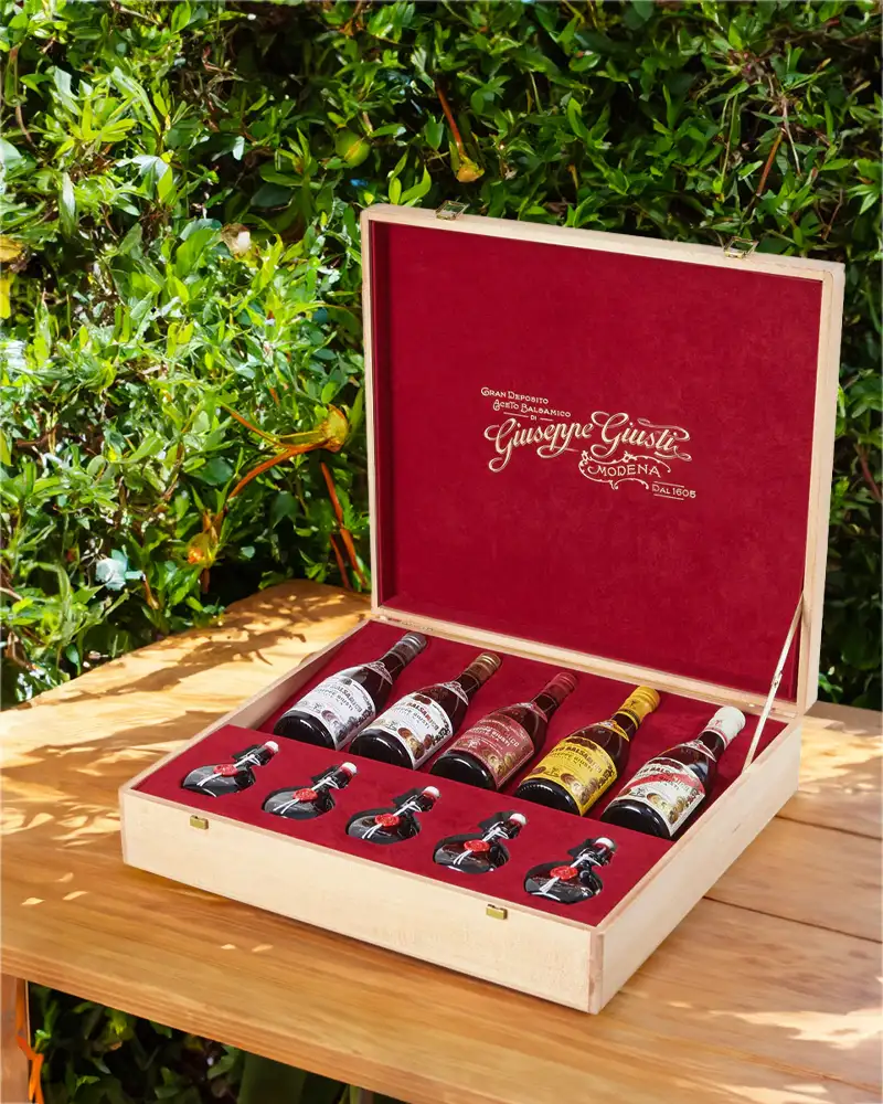 Lo Scrigno - Selezione Speciale Aceto Balsamico di Modena Balsamico Schatztruhe -  Selezione Speciale – ansprechend in Szene gesetzt