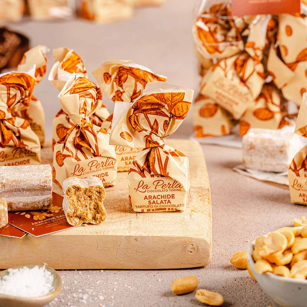 Tartufi - Erdnuss und Meersalz – mit passenden Accessoires arrangiert