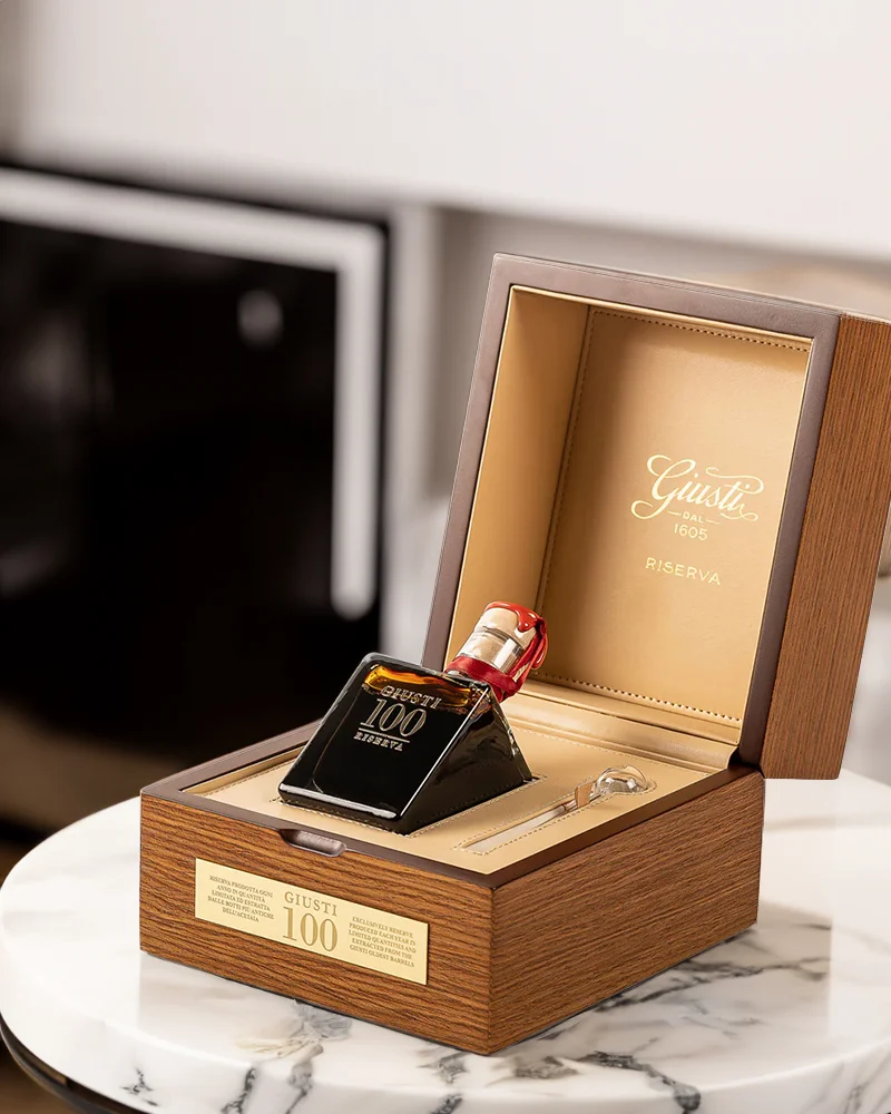 Giusti Riserva - vinaigre balsamique de 100 ans Giusti Riserva - Balsamico 100 Jahre – ansprechend in Szene gesetzt