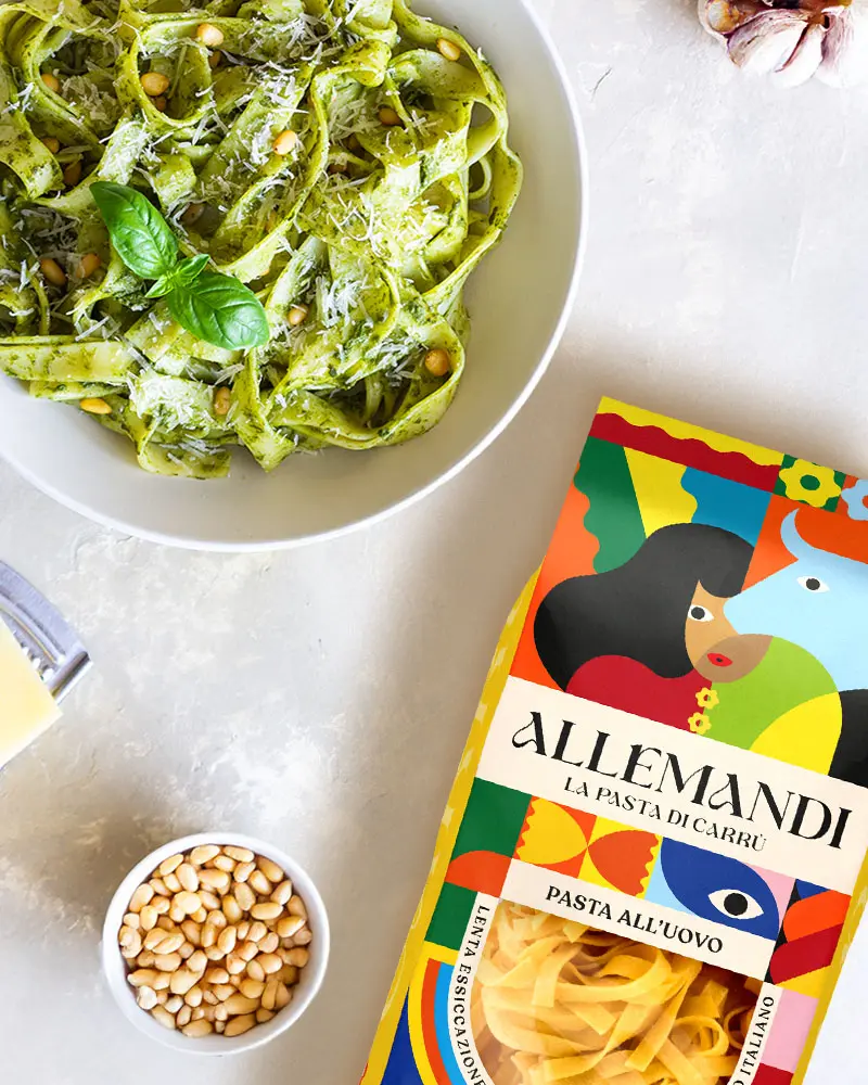 Tagliatelle - Pâtes premium aux œufs Tagliatelle - Premiumpasta mit Ei – ansprechend in Szene gesetzt