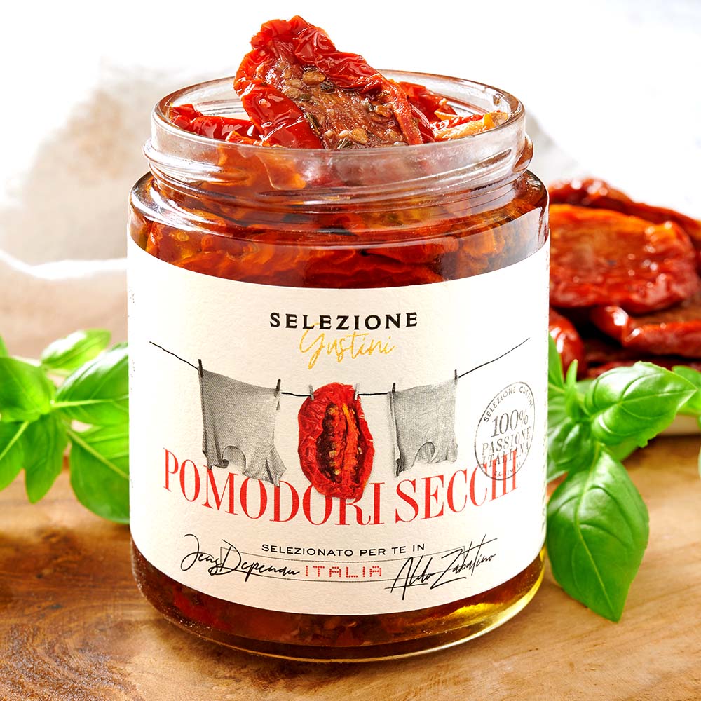 Getrocknete Tomaten - Original italienisch – mit passenden Accessoires arrangiert