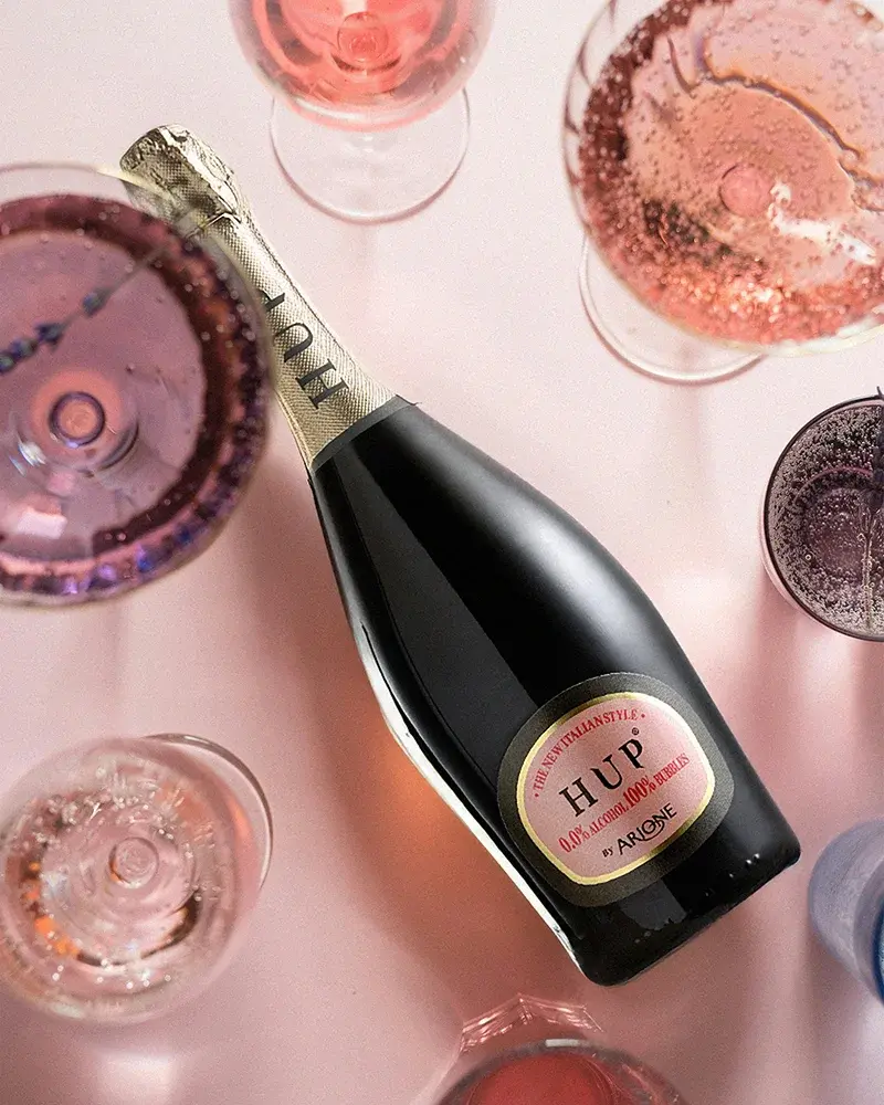 HUP Rosso - Spumante rouge sans alcool HUP Rosso – roter Spumante ohne Alkohol – ansprechend in Szene gesetzt