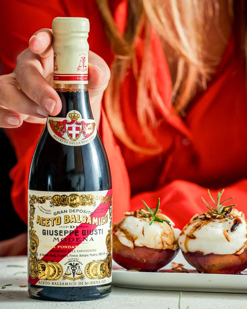 Banda Rossa - 5 medaglie d'oro - stagionato 20 anni Banda Rossa - Aceto Balsamico di Modena – ansprechend in Szene gesetzt