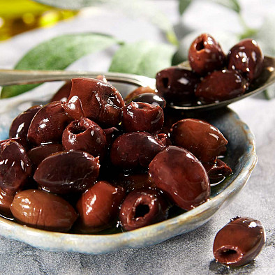 Olives noires dénoyautées dans de l'huile