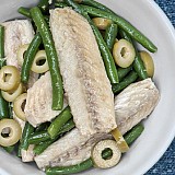 Filetti di sgombro con olive e fagiolini