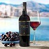 De l'or ! De l'or ! De l'or ! 2021, 2017 et 2016 médaille d'or au Mundus Vini, 2022 et 2019 médaille d'or au Berliner Wein Trophy ! Dans le verre, une robe pourpre profonde reflète le caractère fruité de la baie de Primitivo. Des arômes de prune mûre et de cerise noire douce se développent en un vin rouge puissant et en même temps doux et corsé. Le baron du Salento !