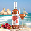 Découvrez le caractère d'un Primitivo sec, combiné à la fraîcheur de fruits d'été. Des reflets cuivrés colorent le rose saumoné de ce vin limpide. Ayez un coup de cœur pour son bouquet floral et pour ses notes de fraise !