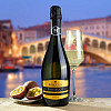 Que ce soit en élégant mousseux de cocktail ou pur à l'apéritif, trinquez avec ce prosecco vivement pétillant! Son jeu d'arômes raffiné et légérement relevé de poires Williams et de fleurs tropicales le rend idéal en accompagnement de fruits!