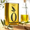 Selezione Gustini Oro, médaille d'or ! Notre huile d'olive extra vierge, de couleur verte et dorée, maintes fois primée, provient du moulin à huile sicilien Cutrera. Un bijou doré et chatoyant qui apporte une authentique touche italienne à votre cuisine.